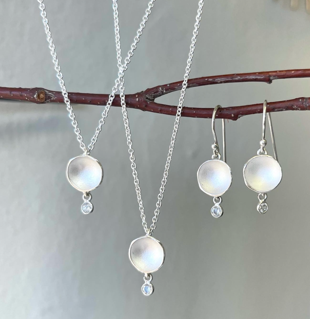 Dishy Pod Pend w/ White Zircon